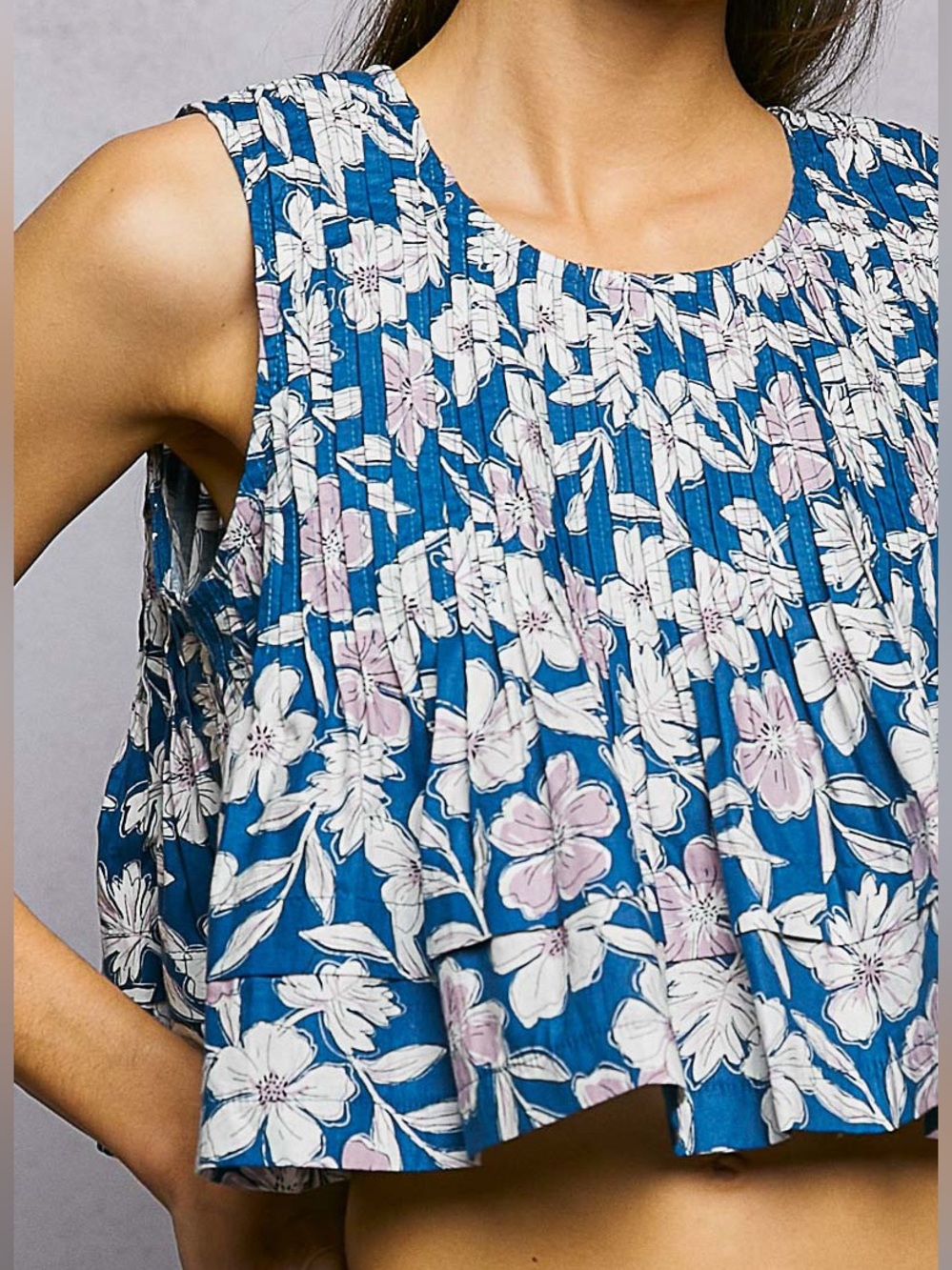 🩵Hello Gorgeous! POL Floral Round Neck Cropped Pintuck Tank - Picture 6 of 11